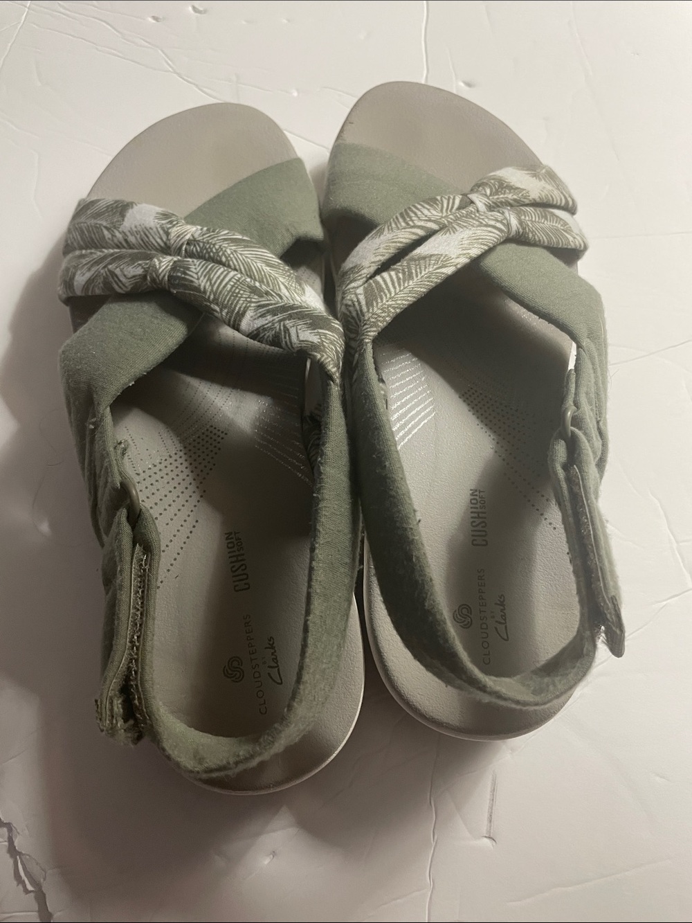 Clarks Women's Sage Green Knotted Cross-Strap Sandals